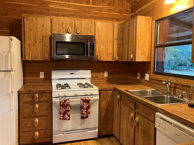 Building Photo - 1043 Lewis Ln