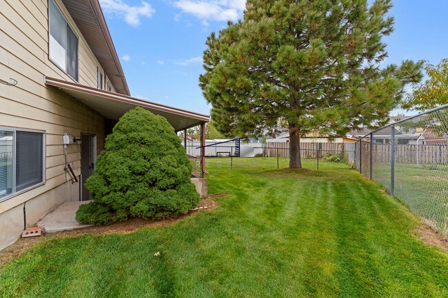 Building Photo - Roy Utah Twin Home for Lease!
