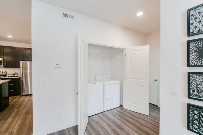 Building Photo - 1427 Pk W Ct