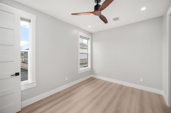 Building Photo - 323 E 24th St