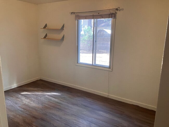 Building Photo - Quiet private one level cabin