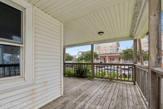 Building Photo - 113 12th Ave