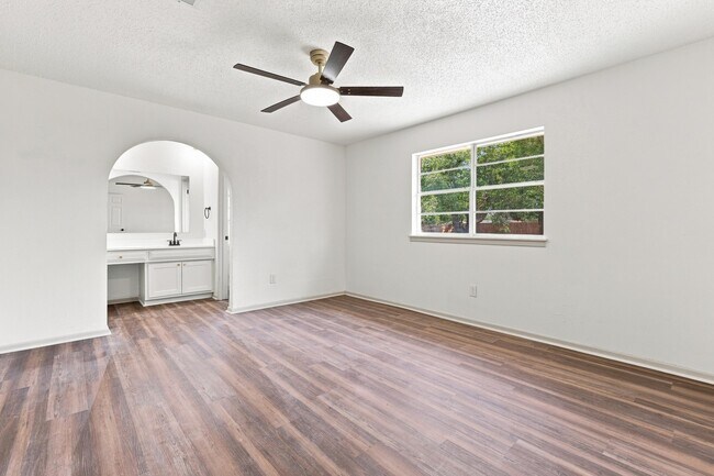 Building Photo - 3701 Englewood Ave