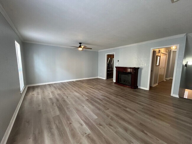 Building Photo - Gorgeous 2-Story Townhouse