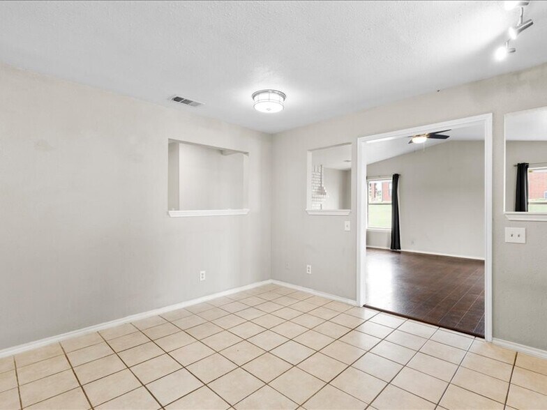 dining area - 9395 Green Springs Cir