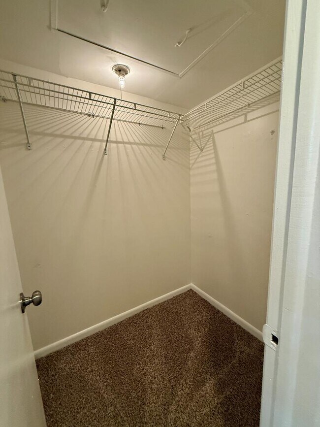 Building Photo - 775 N Village Dr