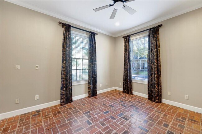 Building Photo - 305 Jackson St N