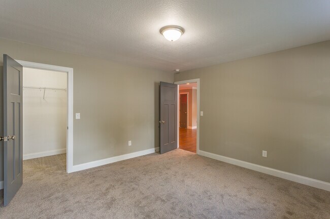 Building Photo - 606 Van Dyke St