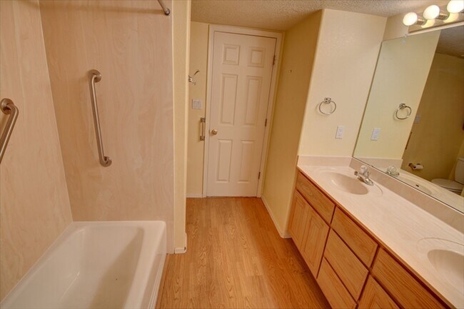 Building Photo - 10028 Del Chaparral Ct NE