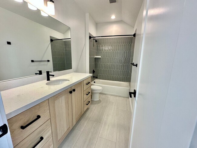 Building Photo - Gorgeous 5 Bed 3.5 Bath Home at Daybreak I...