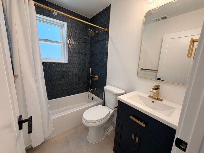 Building Photo - Spacious 4 Bedroom/2Bathroom Home in South San Francisco!