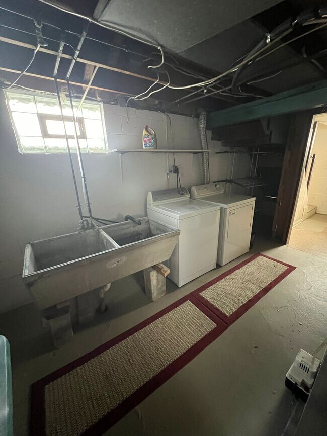 Building Photo - Struthers , 3 bedroom home with full basement and garage.