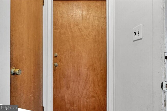 Building Photo - 825 Solly Ave