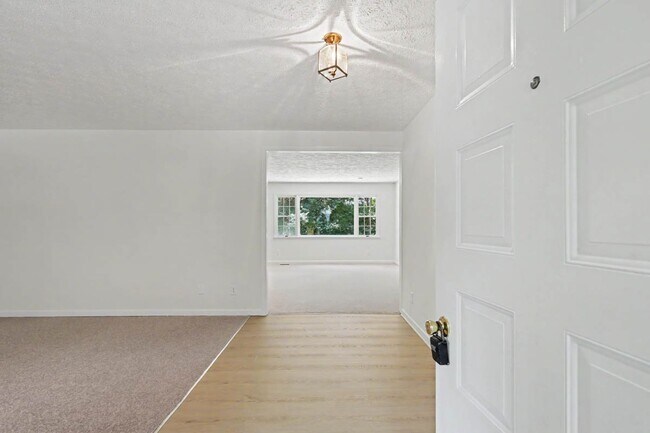Building Photo - 151 Country Club Dr