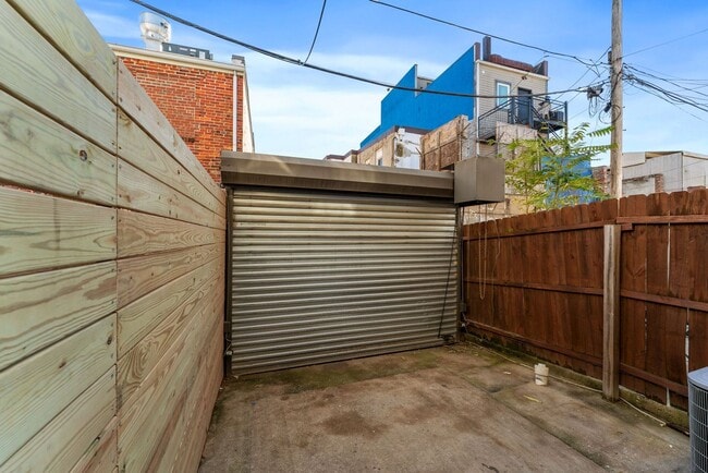 Building Photo - 2 Bedroom 1 Bathroom Townhouse // H-Street...