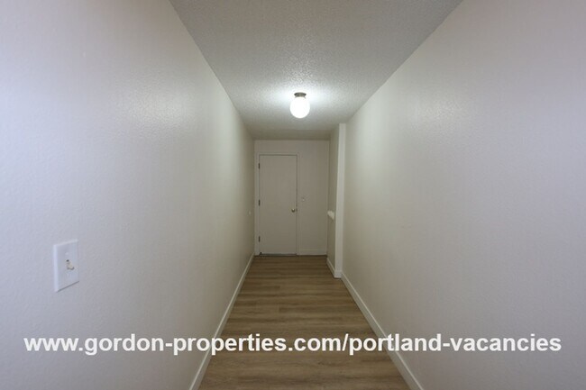 Building Photo - SE 15th Ave - remodeled 3 bedroom duplex w...