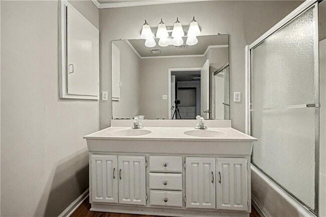 Building Photo - 2008 Shalimar Dr NE