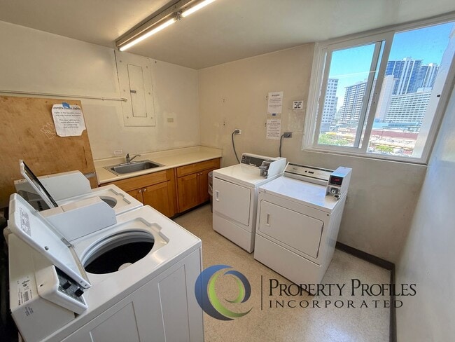 Building Photo - Kapiolani Manor - 1 Bedroom 1 Bath 1 Parking Unit - Available Now!