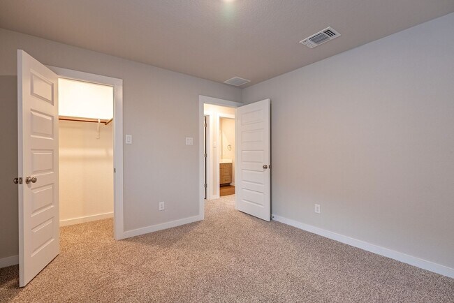 Building Photo - Beautiful 4 Bedroom, 2.5 Bathroom home in Manor!!!