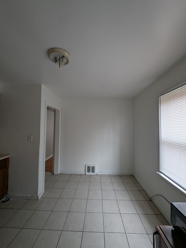 Building Photo - 12084 Vaughan St