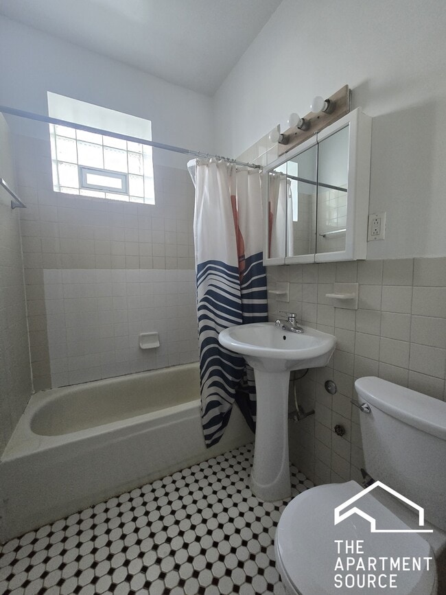 Building Photo - 1961 W Foster Ave