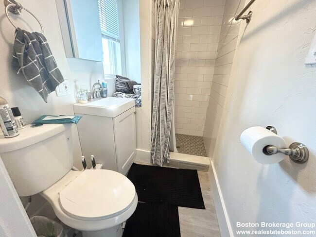 Building Photo - 151 E Cottage St