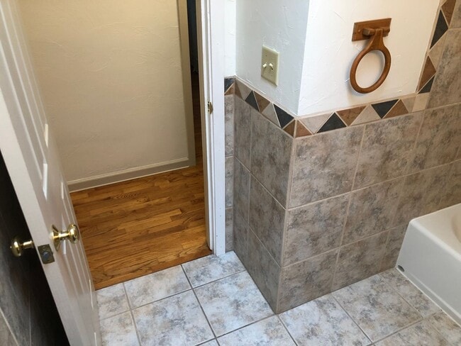 Building Photo - Updated 3 bedroom 3 bath house in Eugene!