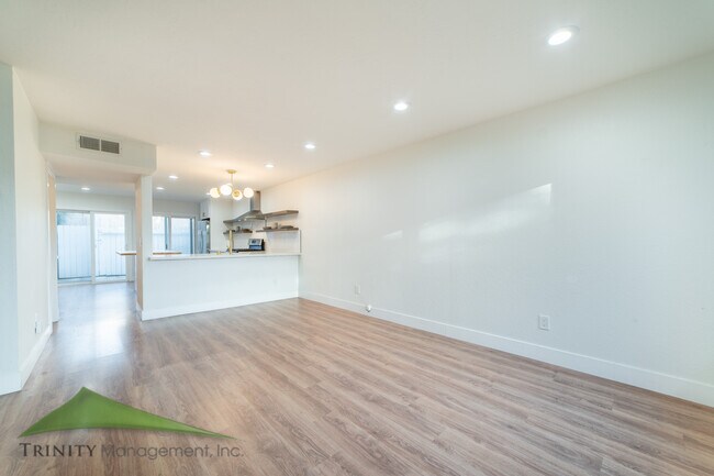 Building Photo - 2479 Caminito Ocean Cove