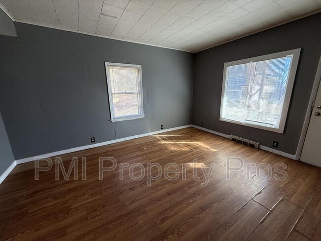 Building Photo - 1114 W Keefe Ave