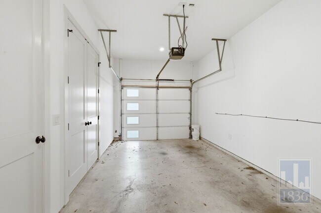 Building Photo - 4701 Sara Dr