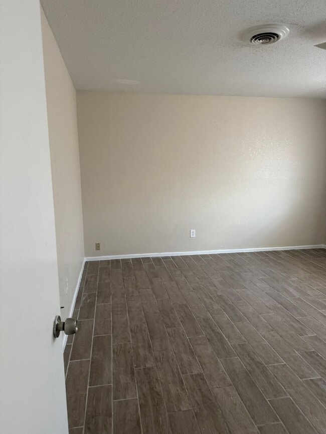 Building Photo - Spacious 2 bedroom with applicances