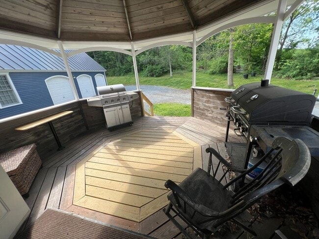 Building Photo - 651 River Rd