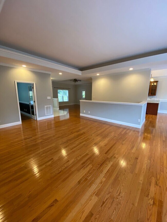 Building Photo - 170 S Willow Brook Dr