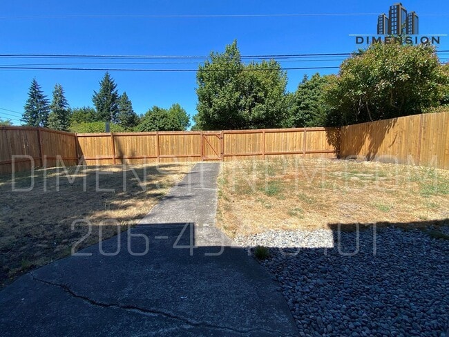 Building Photo - Stunning Renovated 2BR/1.5BA Duplex with A...