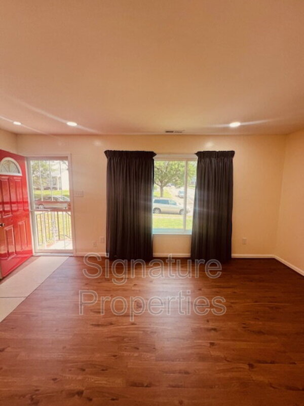 Building Photo - 1805 Maplewood Ave