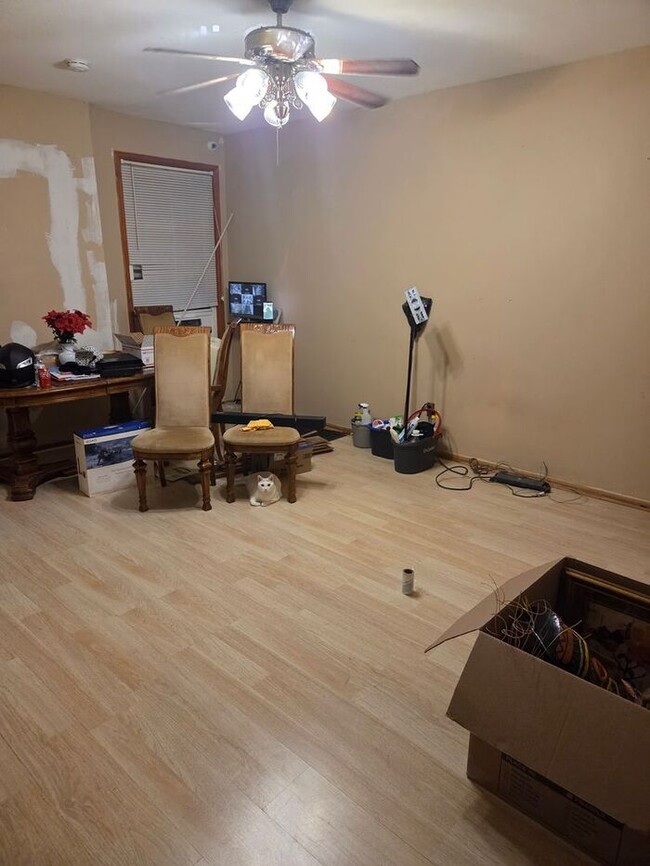 Building Photo - 5BR/1.5BA Row Home with Backyard and Laund...