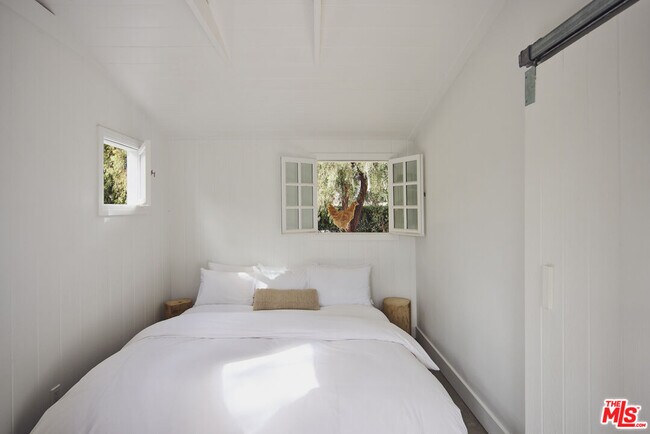 Building Photo - 6715 Fernhill Dr