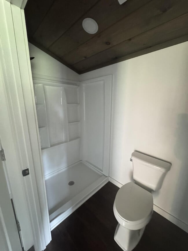 Building Photo - "Charming 2-Bedroom Duplex Retreat on Everett Road Unit B – 2 Full Baths and 1155 Sq Ft of Comfor...