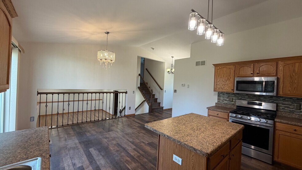 Building Photo - 6387 Amanda Dr