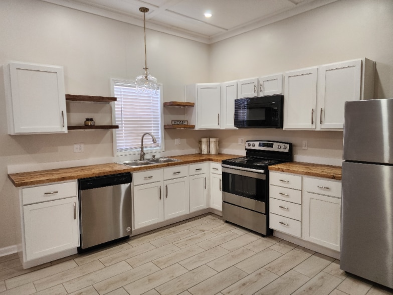 Building Photo - 34 Davis St W