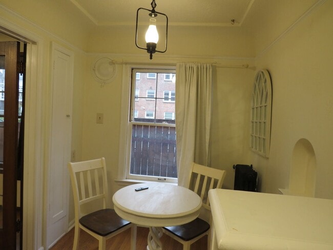 Building Photo - Capitol Hill Studio $1550.00,  W/S/G included. La Flor Condominiums.