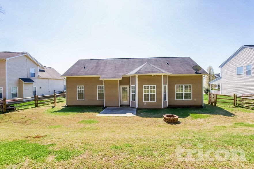 Building Photo - 717 Yvonne Dr SW