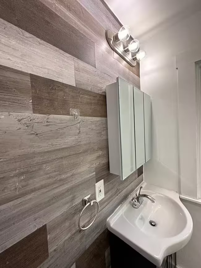 Building Photo - 3370 Parkview Ave