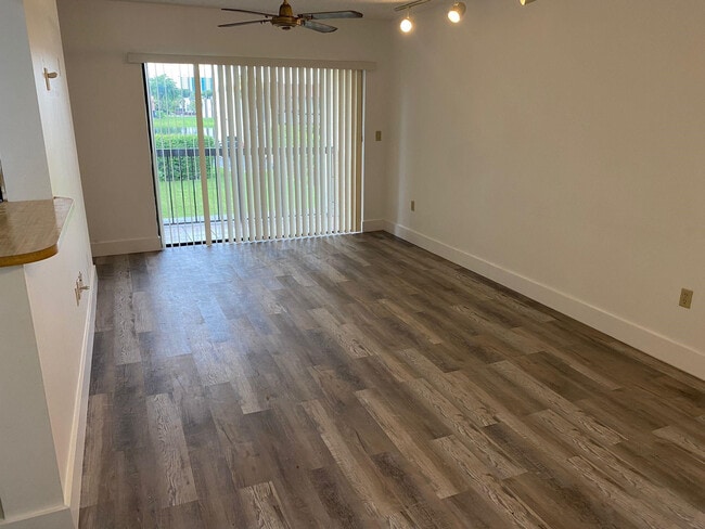 Building Photo - 660 W Park Dr