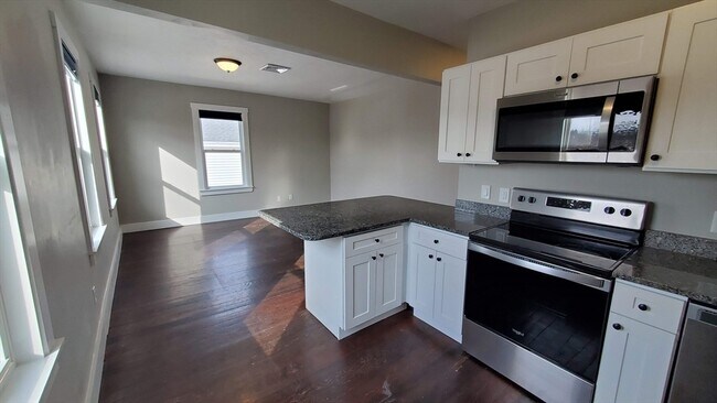 Building Photo - 296 Main St