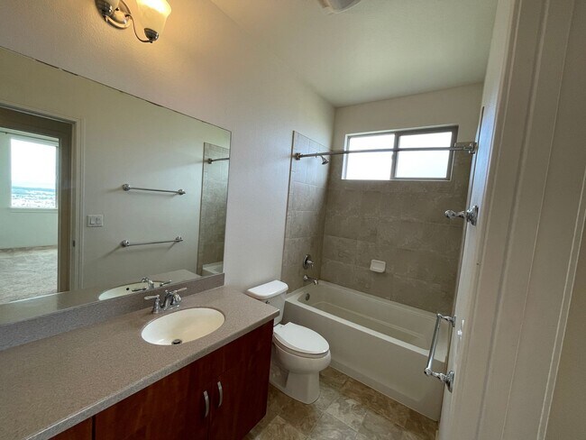 Building Photo - Kahiwelo at Makakilo 3 bedroom home for rent