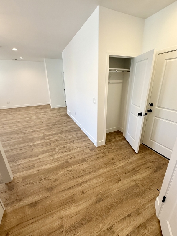 Building Photo - 564 1860 N