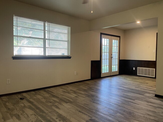 Building Photo - 1420 Oakcrest Ave