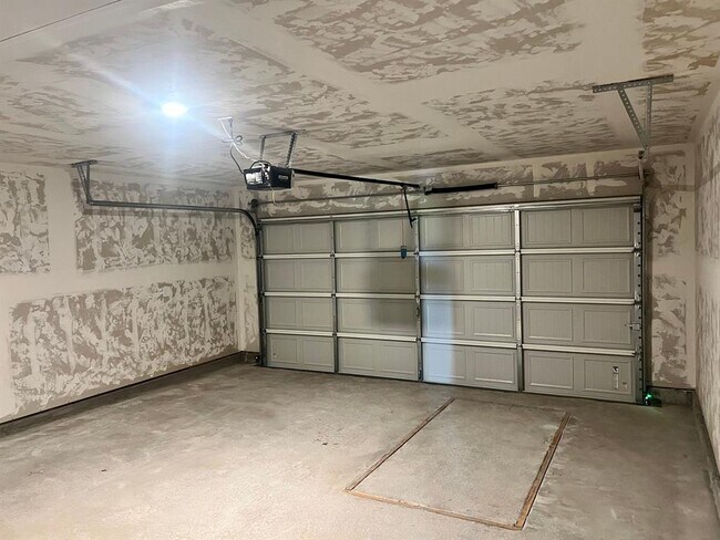 Building Photo - 2925 Firefly Dr