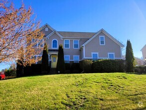 Building Photo - Large 2 story transitional in highly sough...